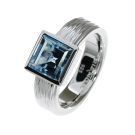 Ring Crease silver blue topaz 8x8 mm square fac