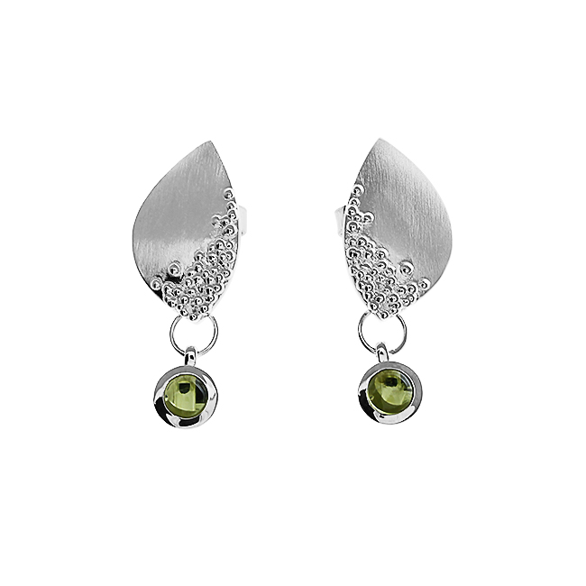 Earring dots silver peridot 4 mm round cab