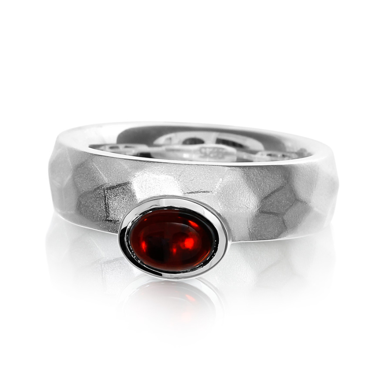 Ring silver hammered garnet 7x5 oval   Ring size 58